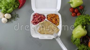 用发泡胶盒<strong>包装外卖</strong>食品.. 新鲜<strong>外卖</strong>套餐，鸡胸肉，米饭，蔬菜和沙拉